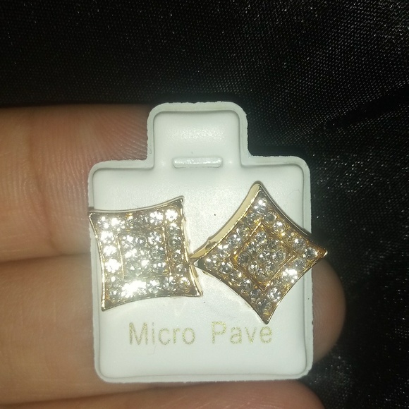 Square studded earrings - Picture 2 of 3